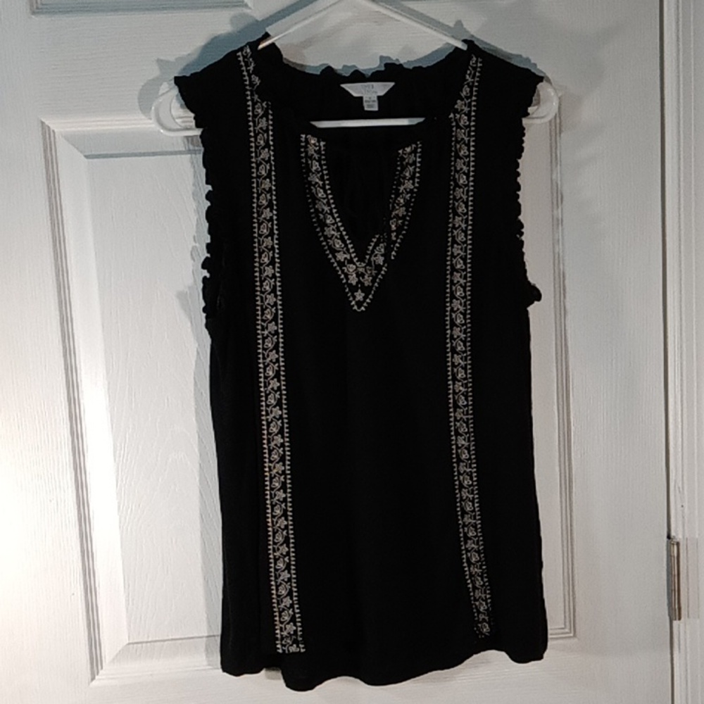 Time and Tru Black Sleeveless Embroidered V-Neck Blouse